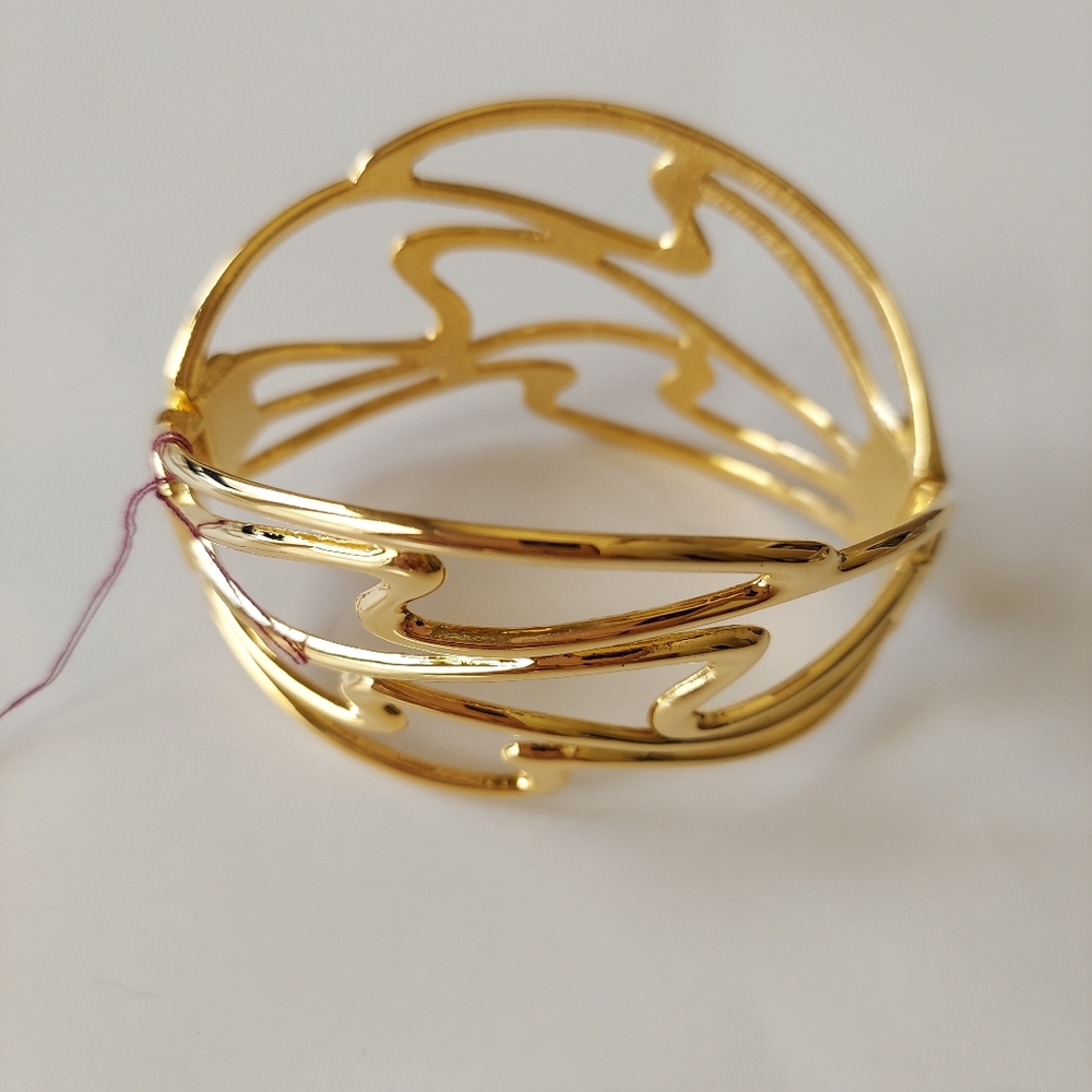 Wide Cuff Bold Bracelet Open Design Hinged Oval-shaped Goldtone NWOT